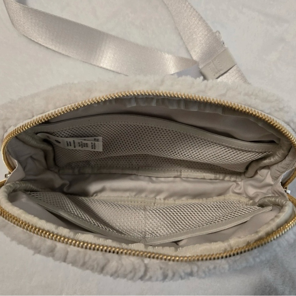 Lululemon 2L belt bag in white opal gold hardware - Picture 4 of 6